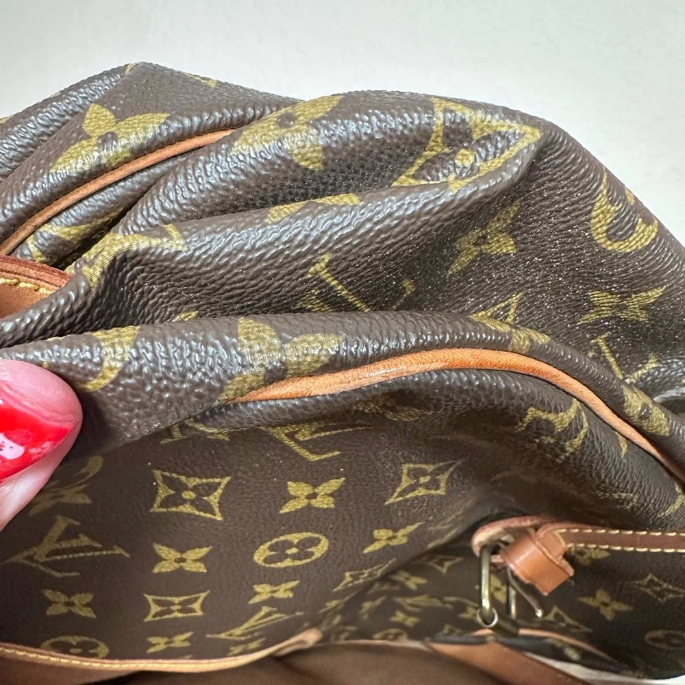 Authentic Louis Vuitton Samaur 35 Monogram Messenger Bag